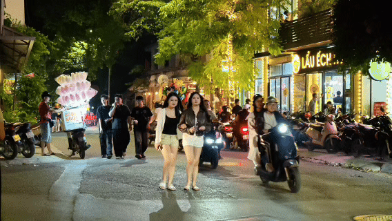 Hà Nội: Người dân nô nức đi xem bắn pháo hoa mừng kỷ niệm Ngày Giải phóng Thủ đô