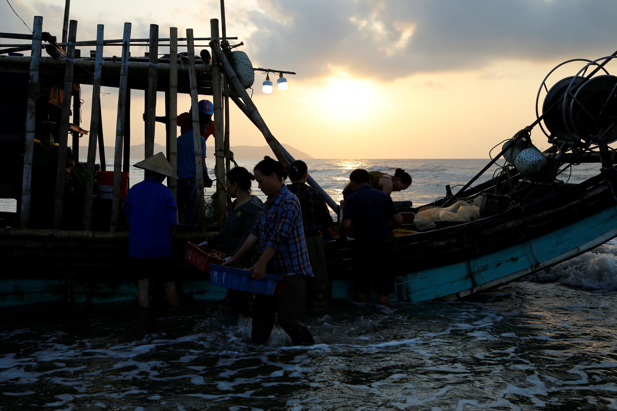 Khám phá làng biển lúc rạng sáng