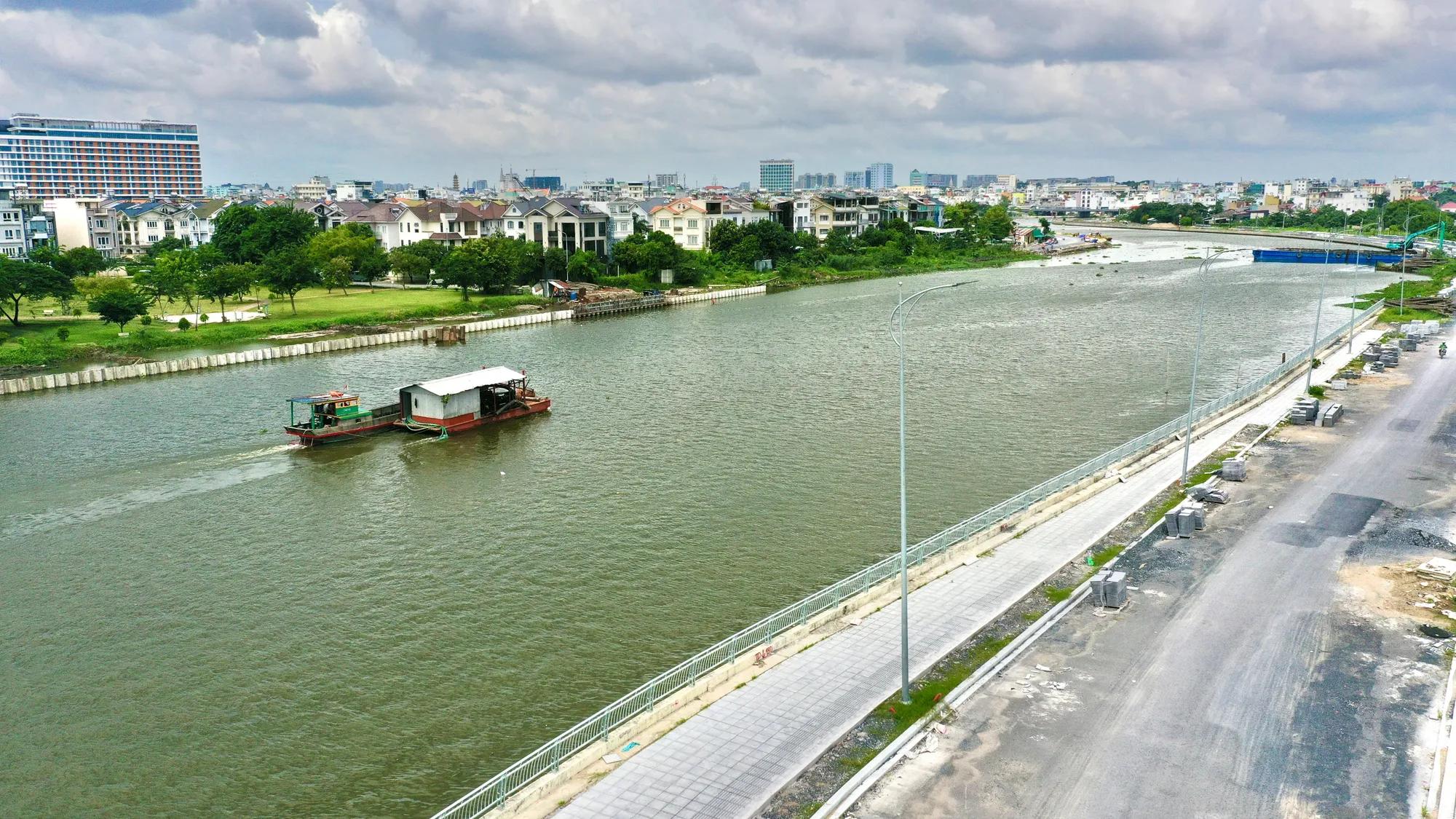 属于参良-滨桔-水涨涌整饬项目的胡志明市安富东坊和平利中坊辖区的环术河护堤正逐步完工，总投资额约9万亿元。