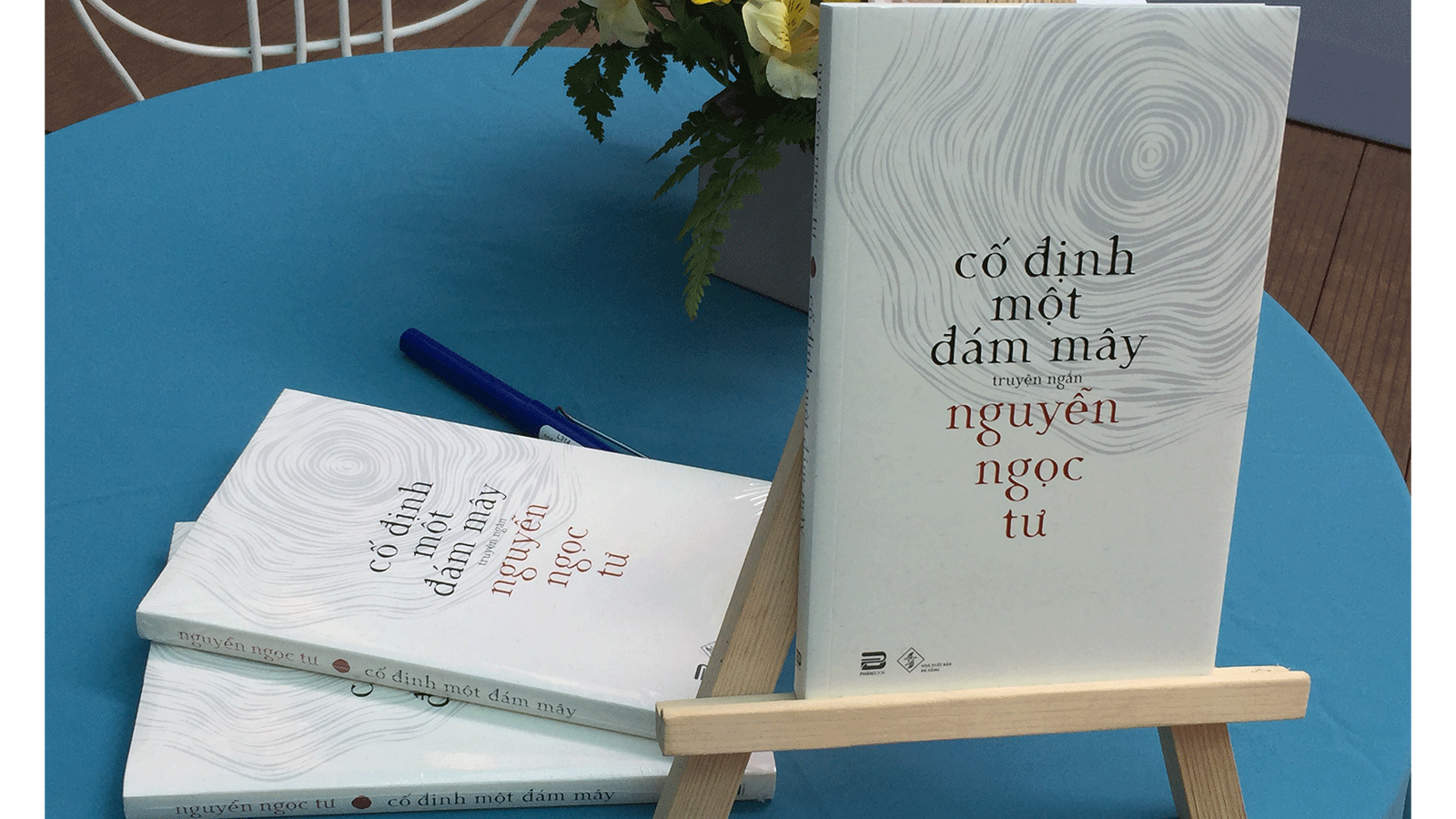 Bạn đọc xếp hàng dài chờ xin chữ ký của nhà văn Nguyễn Ngọc Tư ảnh 2