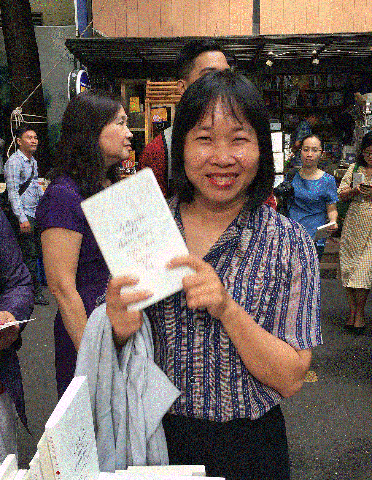 Bạn đọc xếp hàng dài chờ xin chữ ký của nhà văn Nguyễn Ngọc Tư ảnh 3