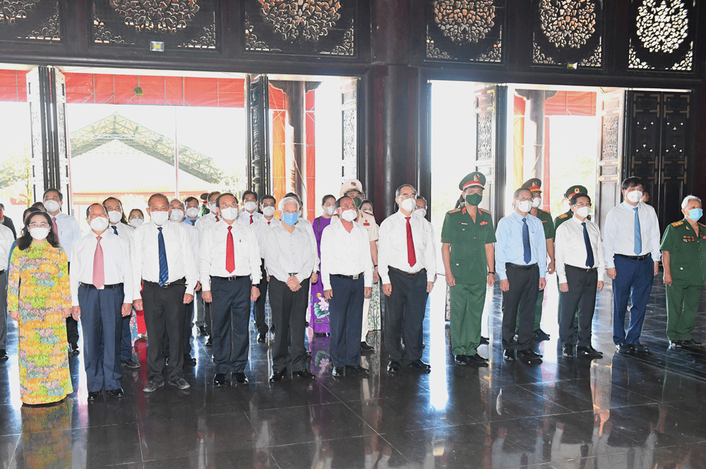 HCMC leaders pay tribute on traditional meeting of Saigon-Cho Lon-Gia Dinh ảnh 1