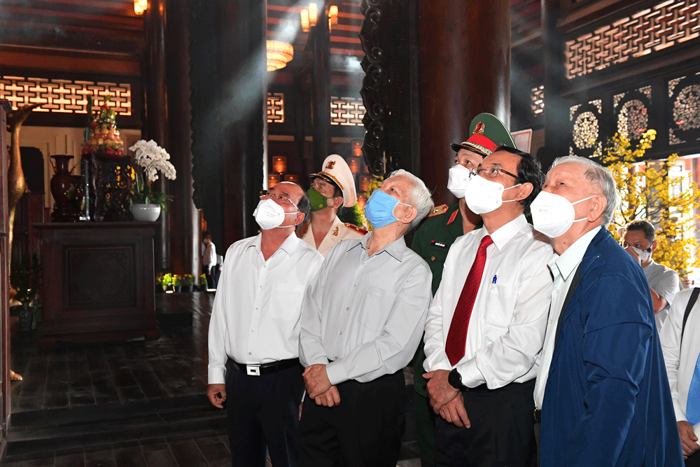 HCMC leaders pay tribute on traditional meeting of Saigon-Cho Lon-Gia Dinh ảnh 3