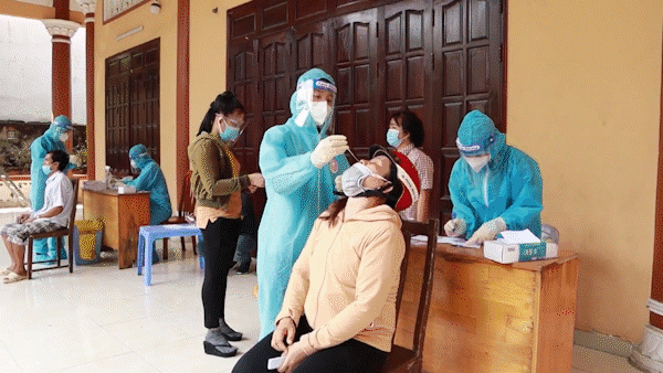 Covid-19 cases in HCMC continue to climb with Omicron main pathogenic variant