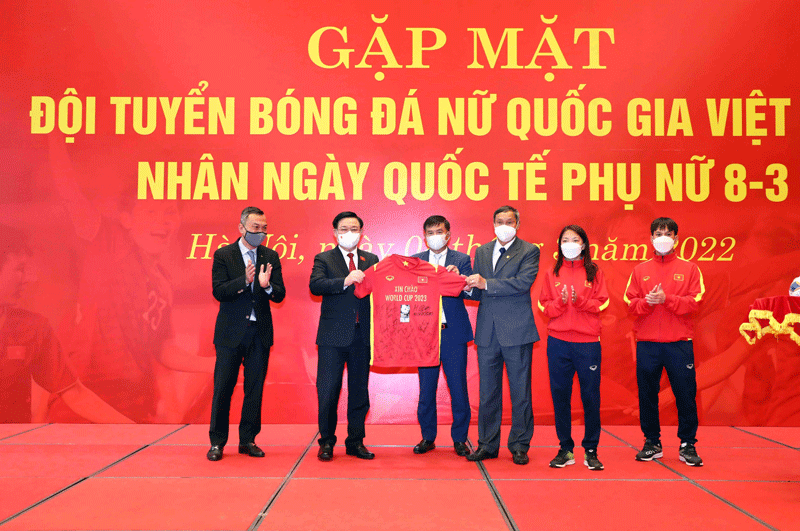 Chủ tịch Quốc hội Vương Đình Huệ gặp mặt Đội tuyển bóng đá nữ quốc gia ảnh 3