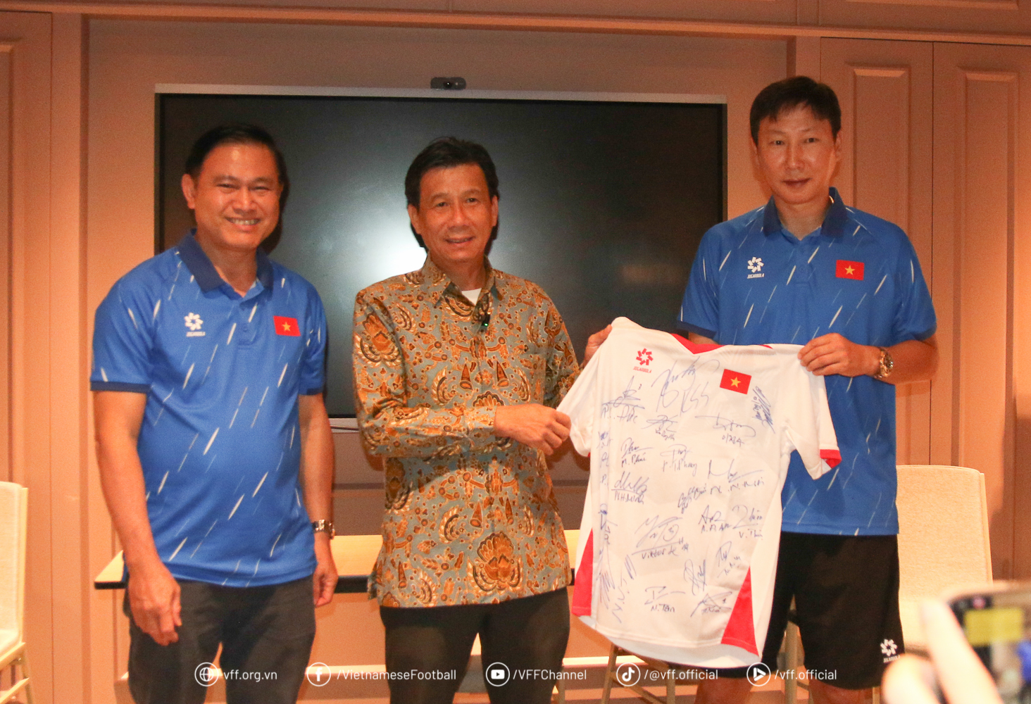 Trưởng đoàn Trần Anh Tú và HLV Kim Sang-sik trao tặng Đại sứ Tạ Văn Thông áo thi đấu có chữ ký của các cầu thủ.