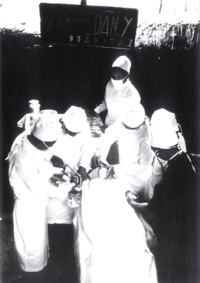 Y bác sĩ thuộc Quân dân y Sài Gòn - Gia Định thực hiện ca mổ dưới hầm (Củ Chi, 1972).