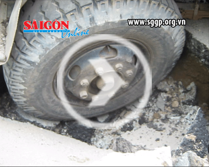 TPHCM: “Hố tử thần” lại “nuốt” xe tải ảnh 2