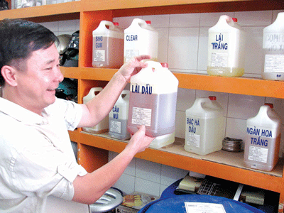 A man selling an assortment of chemical additives to flavor food, in Kim Bien Market (Photo: SGGP)