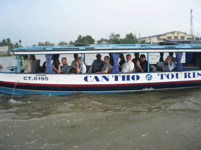 Ferry accidents occur when boat owners ignore safety regulations (Photo: K. Khanh)