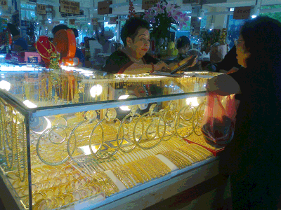 Gold increases VND450,000 compared to yesterday, jumping to VND44.15 million a tael today (Photo: Quan Vu)