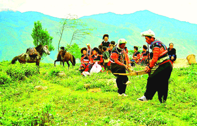 Mong ethnic minority people welcome the spring with traditional music and much fun and gaiety (Photo: SGGP)