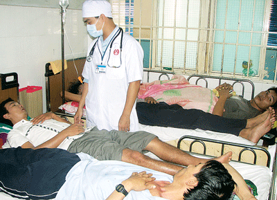 Overloading in city hospitals has resulted in patients sharing the same bed (Photo: SGGP)
