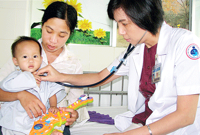 Dr. Vu Minh Phuc examines a child heart patient ( Photo: SGGP)