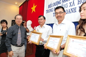 Journalist Le Tien Tuyen from Sai Gon Giai Phong Newspaper received the third prize at the Press Awards 2011 (2nd, L)