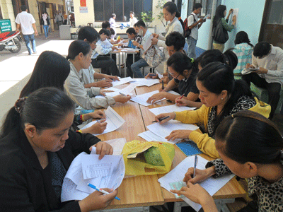 Workers register for unemployment insurance benefits (Photo: SGGP)