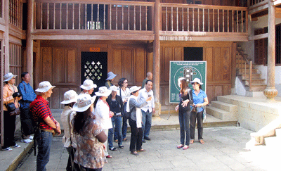 Foreign travellers on a sightseeing visit to an ancient house in the northern province of Ha Giang (Photo: SGGP)