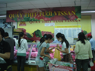 Consumers buying pork at a Vissan store in Big C in District 10 (Photo: U. Phuong)