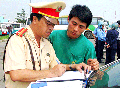 Da Nang City police officer fines a car driver for his violation (Photo: SGGP)