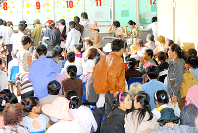 Patients crowd a waiting area at Cho Ray Hospital in HCMC (Photo: SGGP)