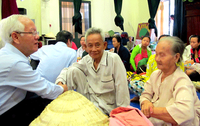 Chairman Le Hoang Quan talks to senior citizens in a safe shelter in Can Gio District ( Photo: SGGP)