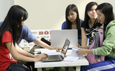 Students always want to use the Internet for studying (Photo: SGGP)