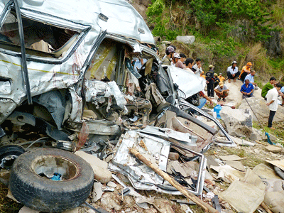 Six people were killed on the spot when falling boulders crushed a sedan carrying seven pilgrims (Photo: SGGP)