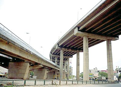 Thang Long Bridge is an example of one of the most expensive and carelessly planned constructions and misuse of public investment funding (Photo: SGGP)