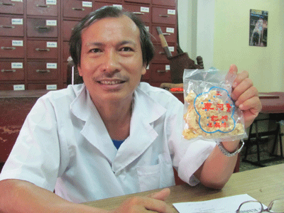 Dr. Nguyen Duc Nghia warns of capsules filled with foetus remains that can contain super-bacteria and other harmful toxins that can be fatal to human health (Photo: SGGP)