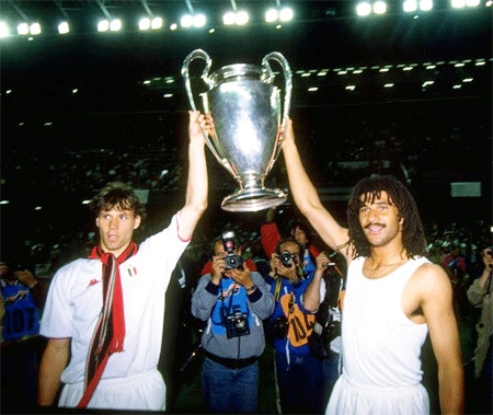 Van Basten (trái) và Ruud Gulit ở thời đỉnh cao năm 1989, tức một năm sau EURO 1988.