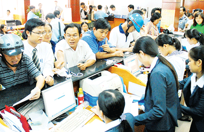 Credit transactions in a bank (Photo: SGGP)