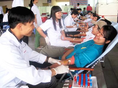 Young voluntary blood donors at the festival (Photo: SGGP)
