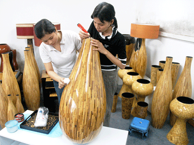 Hand crafting bamboo jars for export to European countries and the US at the Lac Phuong Nam Company ( Photo: SGGP)