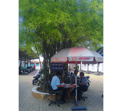 Two security guards on duty at the SGGP newspaper office (Photo: U. Phuong)