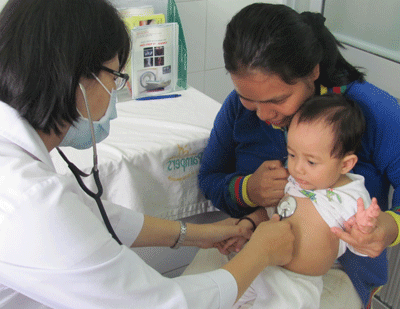 A doctor examining a child at the General Hospital in District 2 (Photo: SGGP)