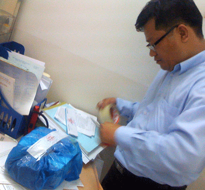 An inspector sealing unlicensed drugs for sale in Vietnam (Photo: SGGP)