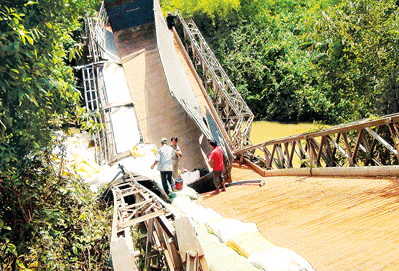 The bridge falls into stream with the truck hanging on (Photo: SGGP)