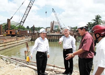Le Hoang Quan, chairman of the People’s Committee of HCMC inspected the urban sanitation project along the Nhieu Loc-Thi Nghe Canal (Photo: SGGP)