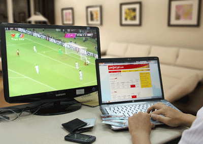 A customer searches for cheap air fares on VietJet Air