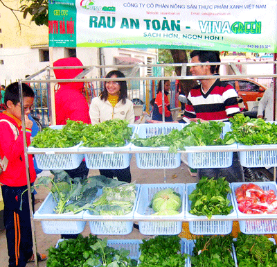 Very few people keen on buying safe vegetables (Photo: SGGP)
