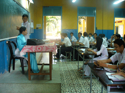 An English language class in Tran Khai Nguyen High School ( Photo: T. Han)