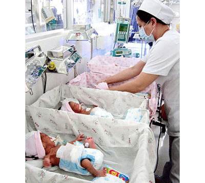 The newborn quadruplets being treated at the neonatal department in Tu Du Hospital (Photo: SGGP)