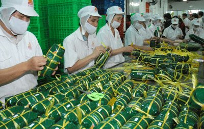 Employees packing food products in the Vissan Company (Photo: SGGP)