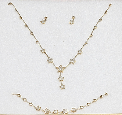 Price of gold in SJC stores in Ho Chi Minh City falls by VND100,000 a tael this morning due to losing momentum in global price (Photo: A. Quan)