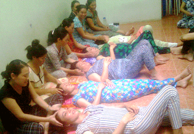 Caretakers are trained massage techniques to make ill people ease (Photo: SGGP)