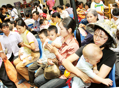 Parents wait their turn to see doctors at the Central Children Hospital in Hanoi (Photo: SGGP)