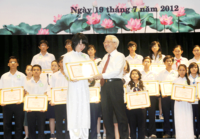 Chairman Quan bestows merit certificates to outstanding students of the last academic year (Photo: SGGP)