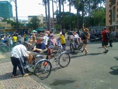 Foreign tourists on a sightseeing tour of HCMC ( Photo: U. Phuong)