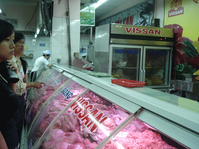 Consumers choose raw meat from the Vissan counter at Coop Mart Supermarket on Cong Quynh Street in District 1 (Photo: U. Phuong)