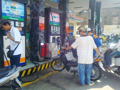 People filling petrol before prices go up ( Photo: U. Phuong)
